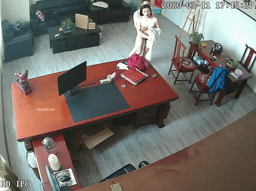 破解摄像头：河北某摄影店女老板在公司办公室与2男子长达两年偷情记录